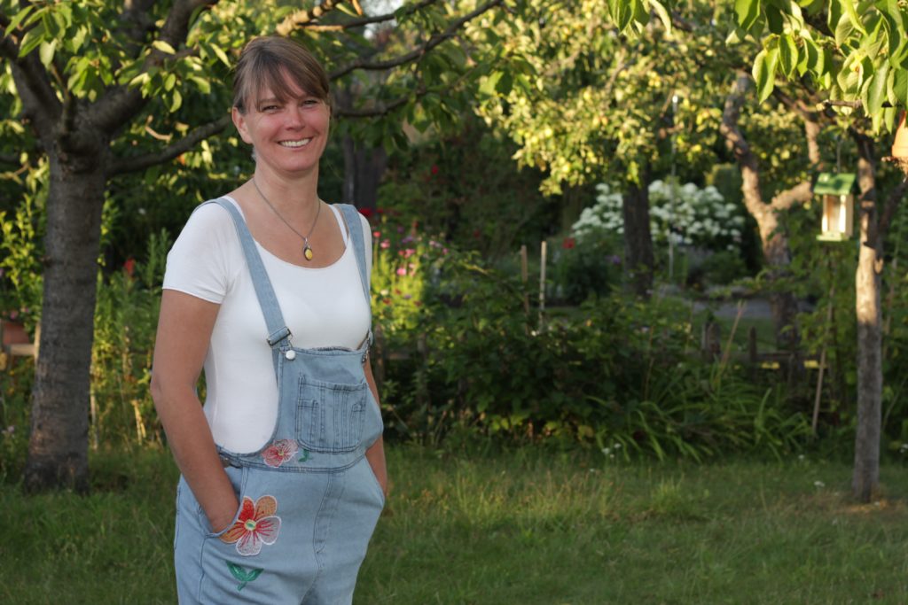 Kräuterexpertin und Kinderbuchautorin Sonja Bienemann in ihrem Garten