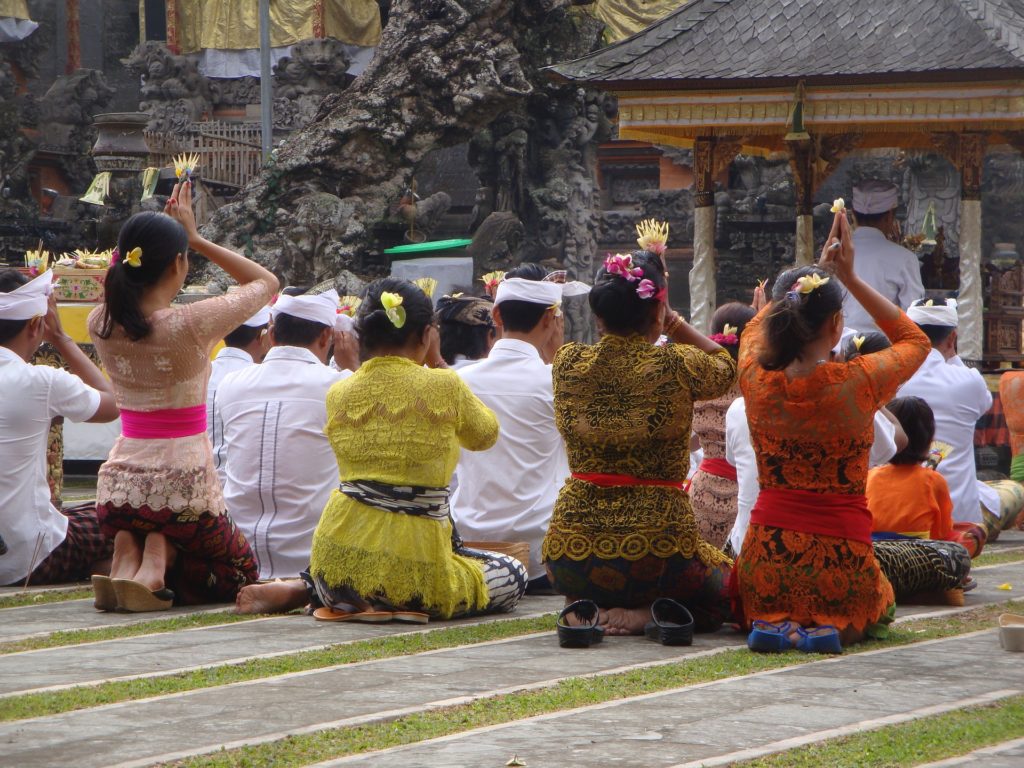 Frauen bringen Blumenopfer im Tempel von Bali