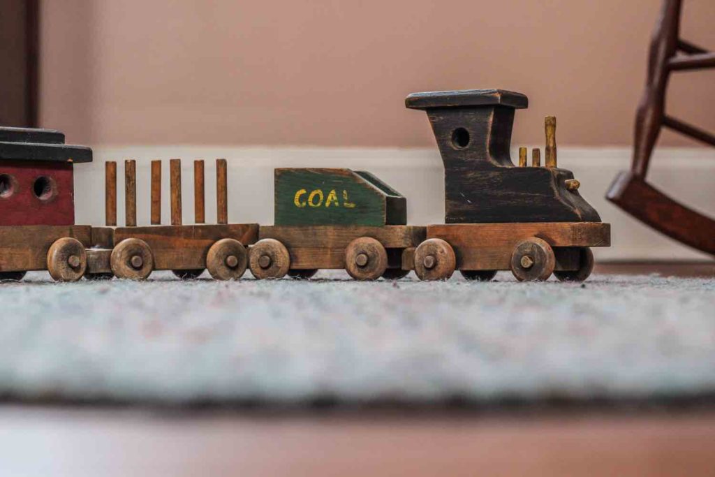 Second Hand Spielsachen wie diese Holz-Eisenbahn und unbehandeltes Holzspielzeug sind nachhaltige Geschenke für Kinder