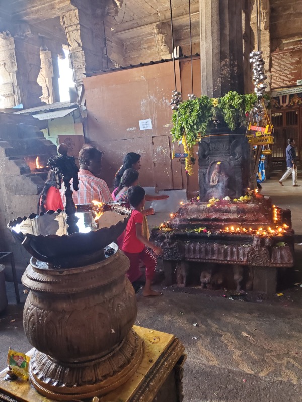 Spiritualität im Alltag erleben die Besucher in einem hinduistischen Tempel in Indien