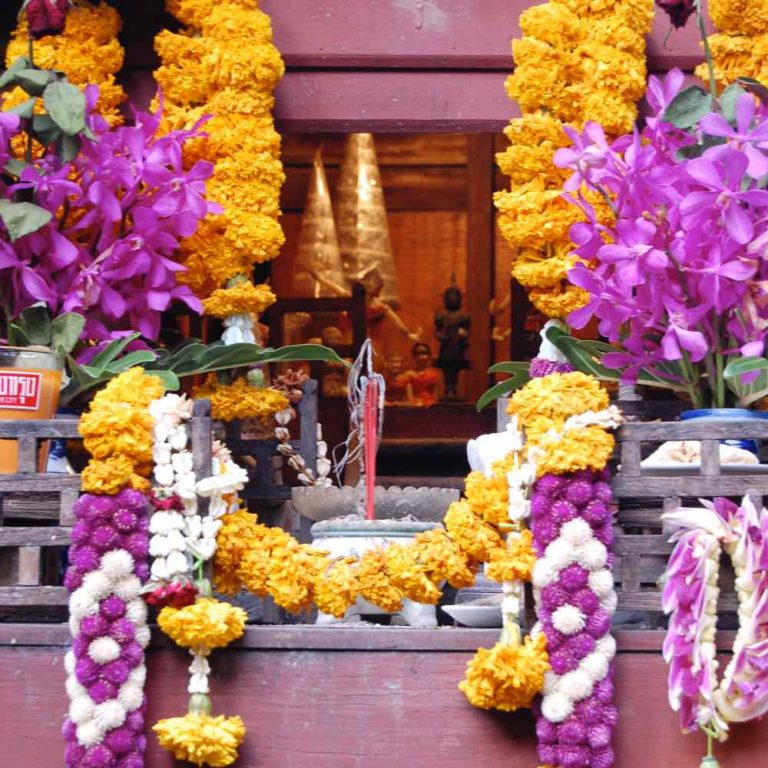 Dieser Hausaltar symbolisiert die starke Spiritualität im Alltag in Thailand
