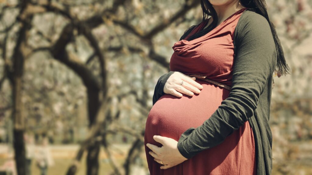 Die körperliche Umstellung während der zweiten Schwangerschaft kostet Kraft. Sich zusätzlich um das kleine Kind zu kümmern, fordert Mütter bis an ihre Grenzen und oft noch darüber hinaus.