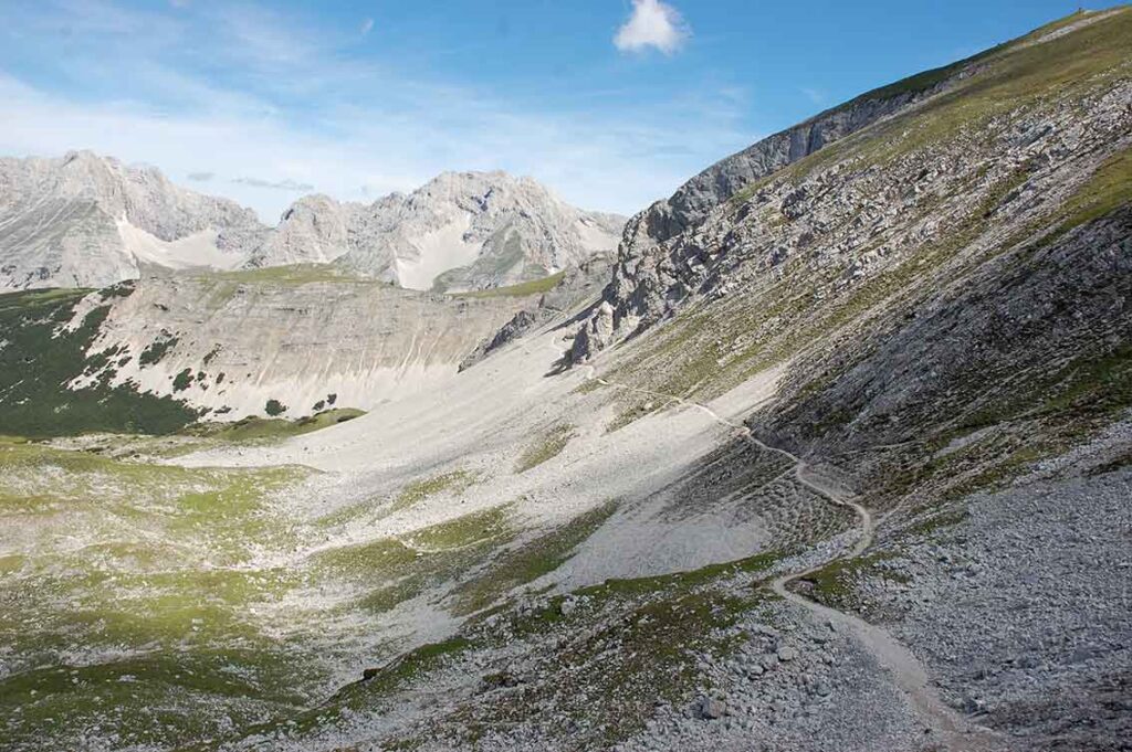 ein schmaler Pfad, der an einem Gebirgshang entlangführt als Symbol für unseren Seelenweg