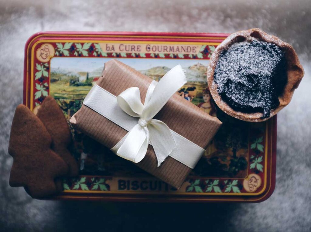 Frauen haben die meiste arbeit mit den Vorbereitungen für weihnachten: egal ob kochen, putzen, Geschenke einpacken, wie hier im Bild