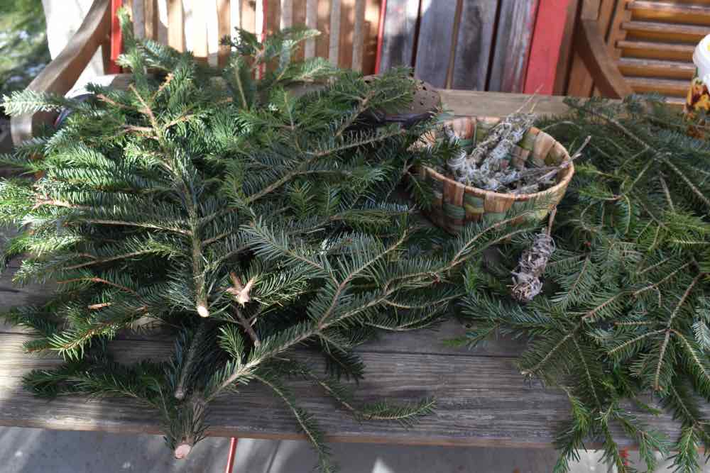 Frauen haben die meiste arbeit mit den Vorbereitungen für weihnachten: egal ob kochen, putzen, Geschenke einpacken und das Haus mit Tannenzweigen dekorieren, wie hier im Bild