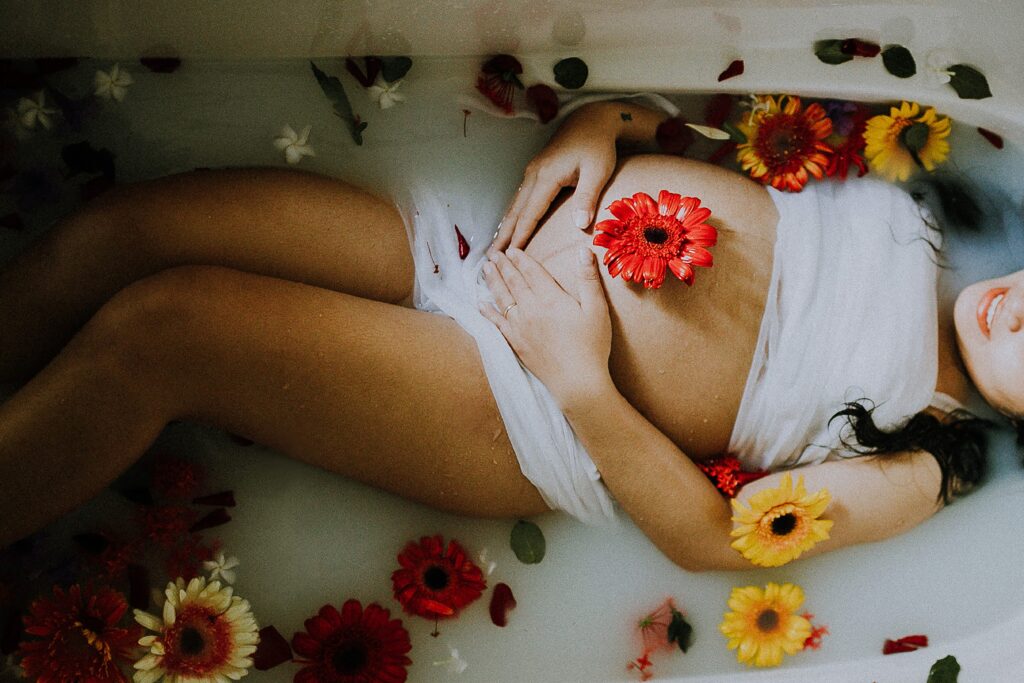 Selbstbestimmte Geburt: Auch Geburtsmeditationen, Düfte, Musik und ein geschützter Raum, vertraute Personen, Wissen zu Geburtshilfe, Doulas und Hebammen tragen wesentlich dazu bei, das Geburtserlebnis positiv zu beeinflussen.