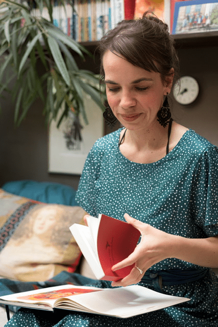 Autorin Stephanie Marie Steinhardt mit ihrem Debütroman "Das Rote Vogelmädchen" in den Händen